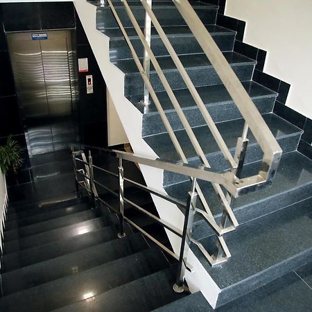 Apollo Court Hotel Chennai Bagian luar foto