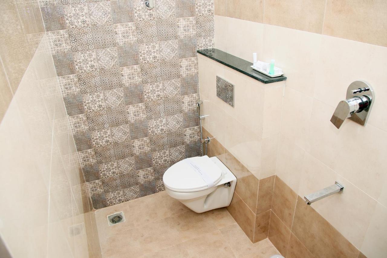 Apollo Court Hotel Chennai Bagian luar foto