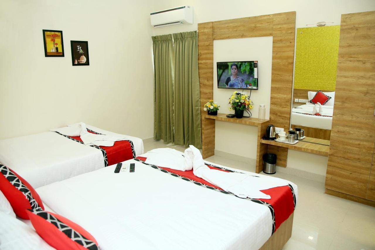 Apollo Court Hotel Chennai Bagian luar foto