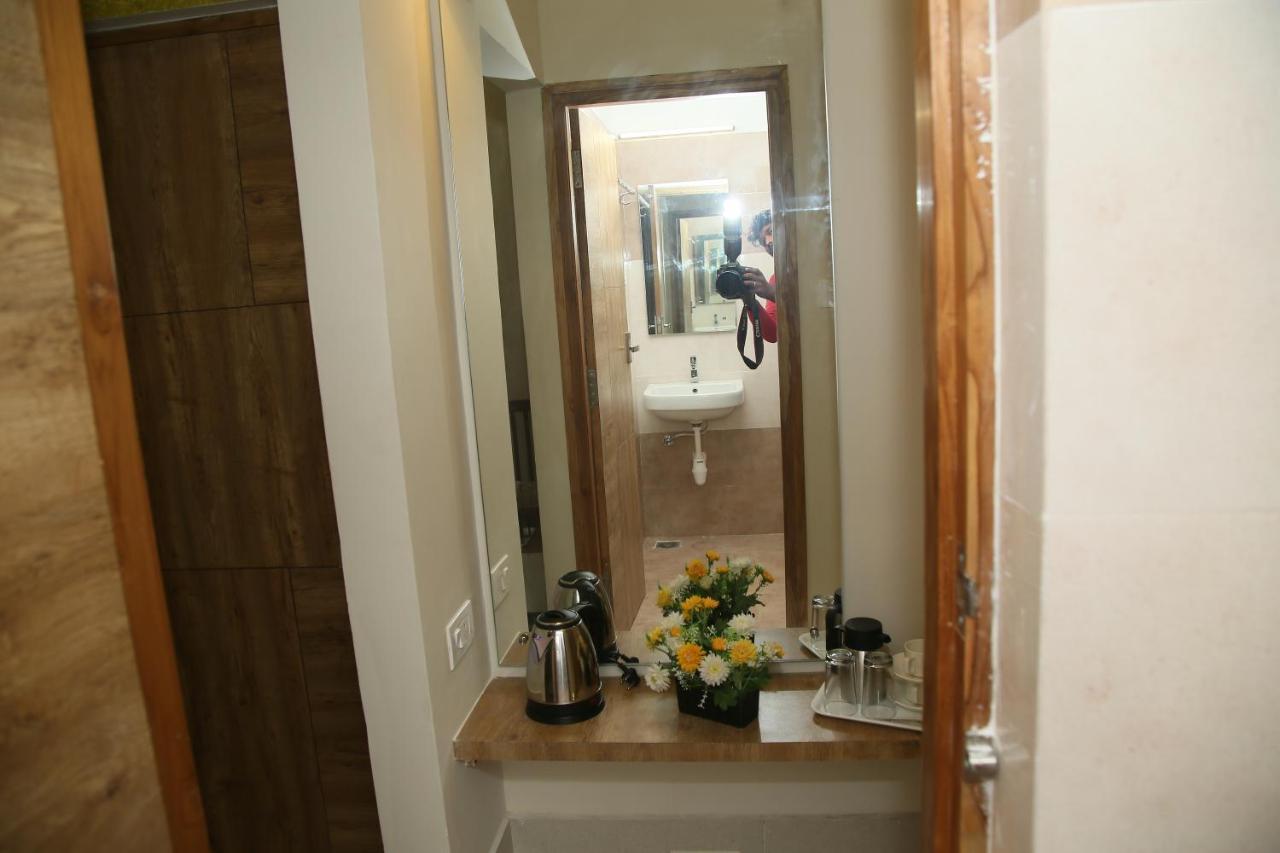 Apollo Court Hotel Chennai Bagian luar foto