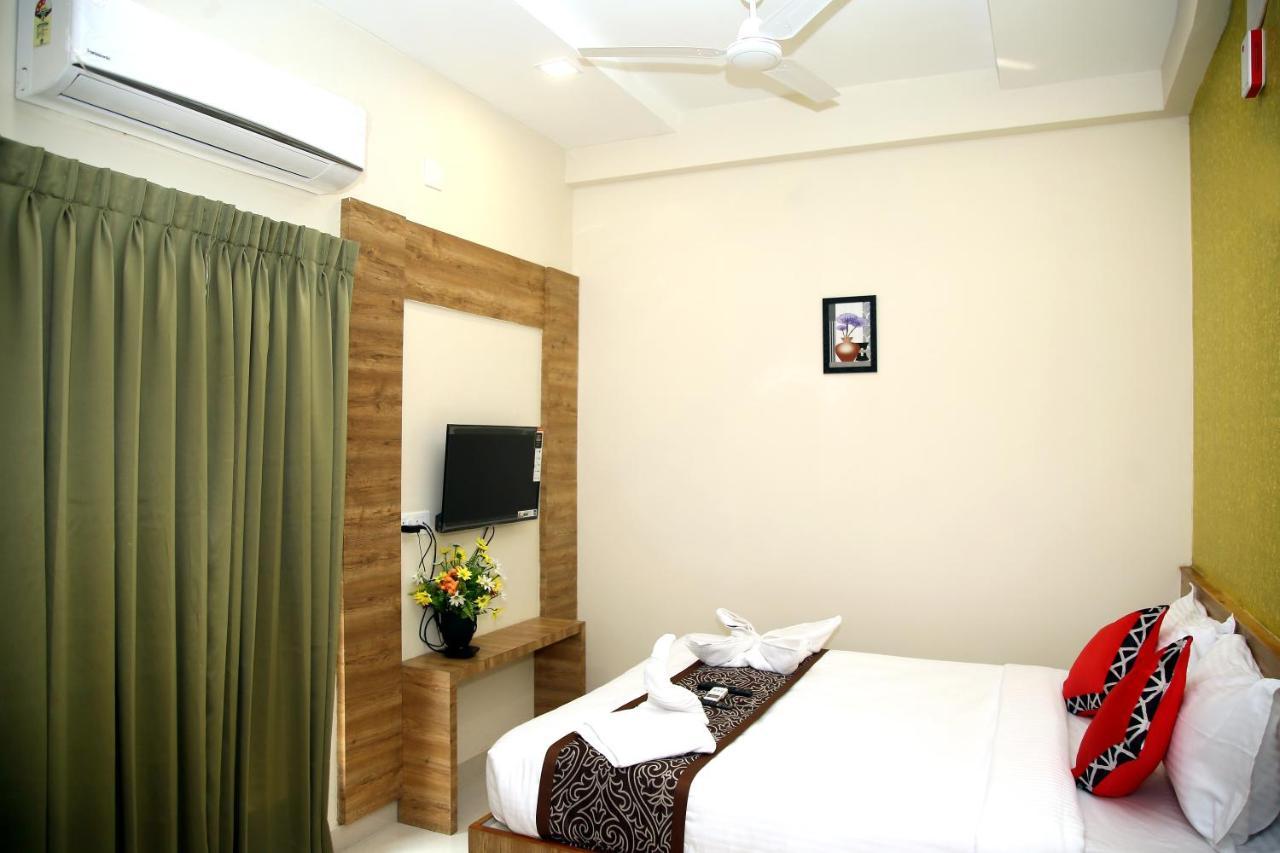 Apollo Court Hotel Chennai Bagian luar foto