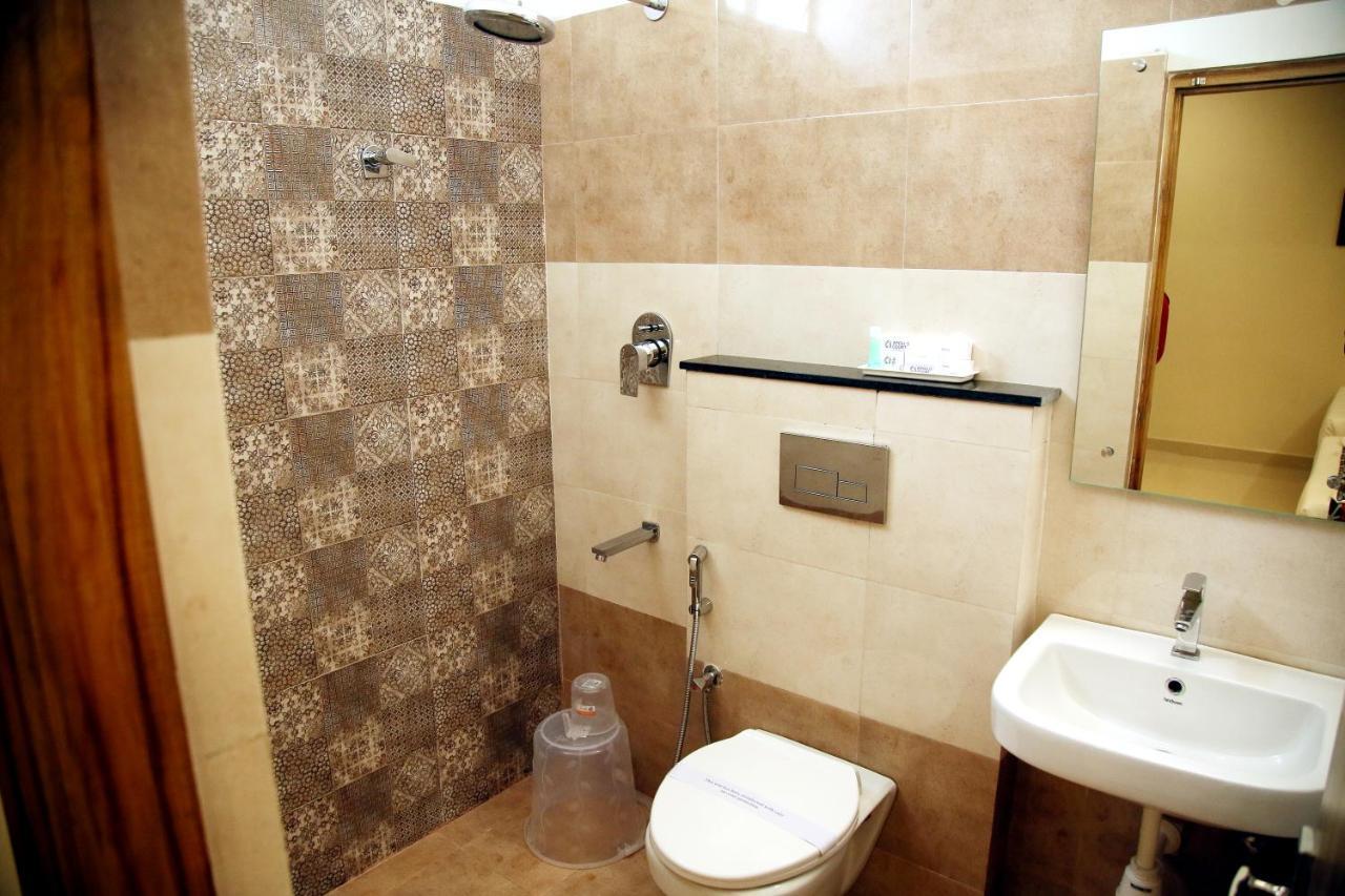 Apollo Court Hotel Chennai Bagian luar foto