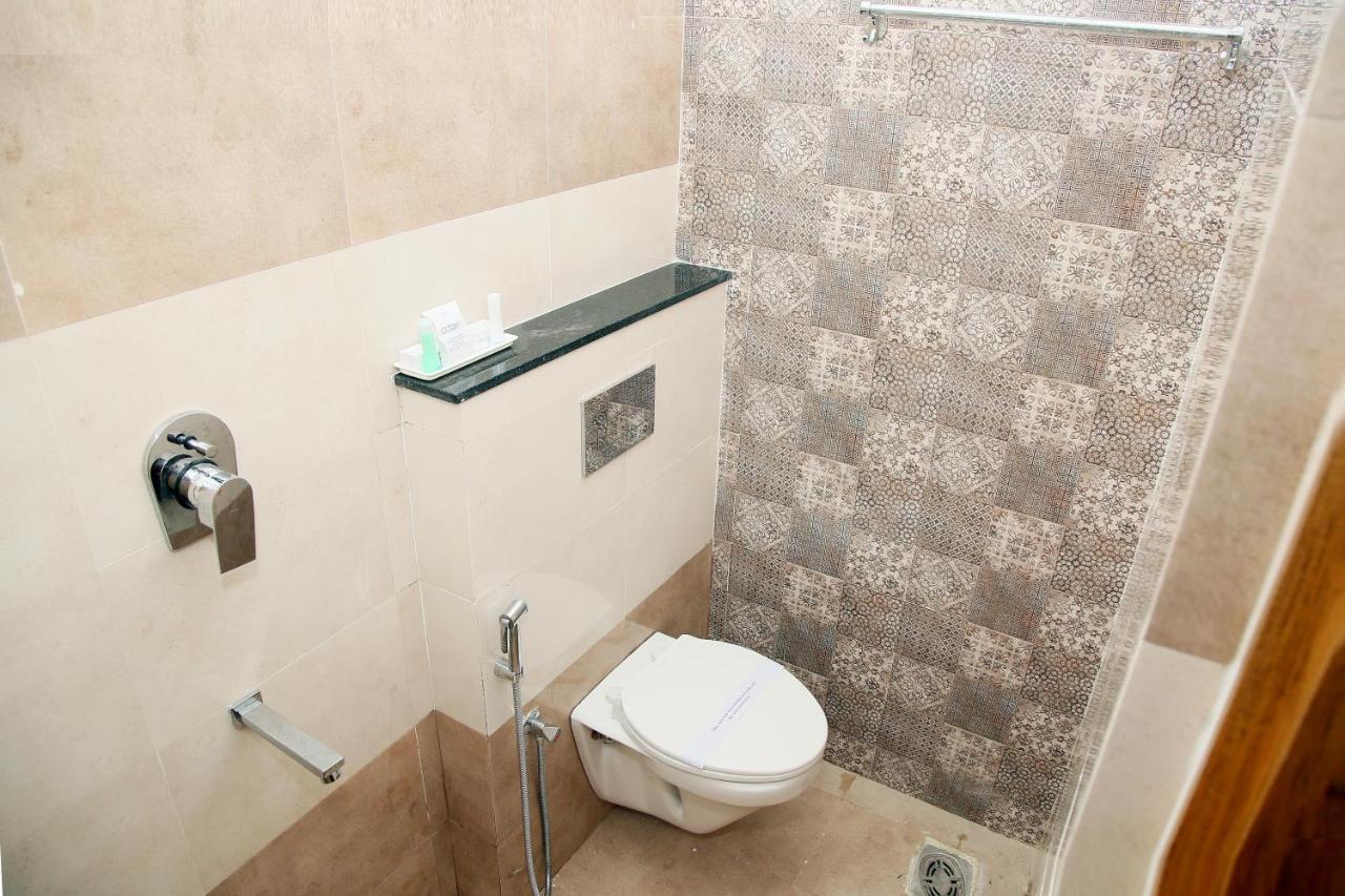 Apollo Court Hotel Chennai Bagian luar foto