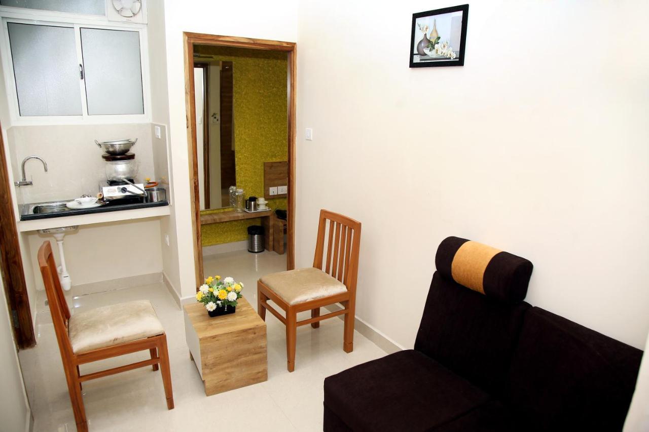 Apollo Court Hotel Chennai Bagian luar foto