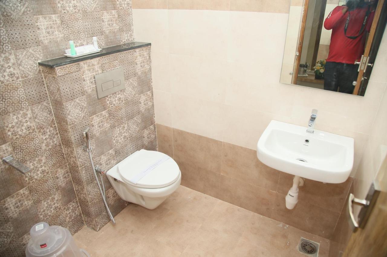 Apollo Court Hotel Chennai Bagian luar foto