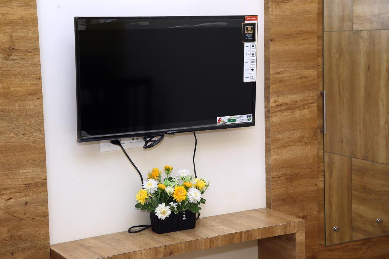 Apollo Court Hotel Chennai Bagian luar foto