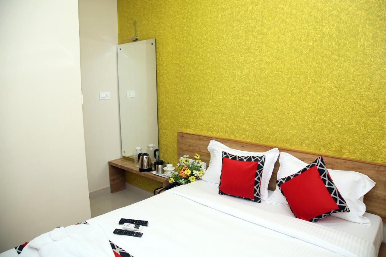 Apollo Court Hotel Chennai Bagian luar foto